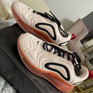 Women’s Nike Air Max 720 like new! only worn once